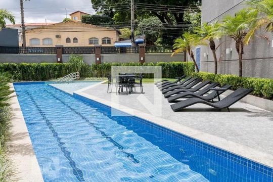 Compra este apartamento com 2 quartos, sendo 1 suíte. — Piscina