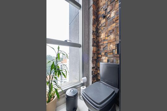 Compra este apartamento com 2 quartos, sendo 1 suíte. — Terraço - Lavabo