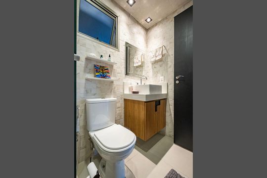 Compra este apartamento com 2 quartos, sendo 1 suíte. — Banheiro