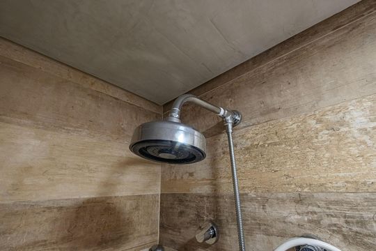 Compra este apartamento com 2 quartos, sendo 1 suíte. — Banheiro