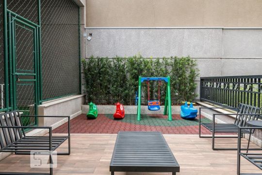 Compra este apartamento com 2 quartos, sendo 1 suíte. — Área comum