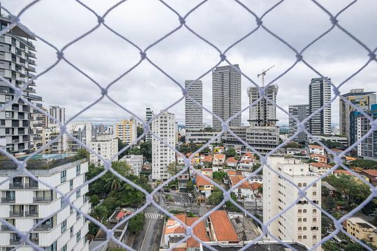 Compra este apartamento com 2 quartos, sendo 1 suíte. — Sala/Cozinha - Vista