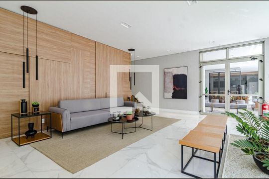 Compra este apartamento com 2 quartos, sendo 1 suíte. — Área comum