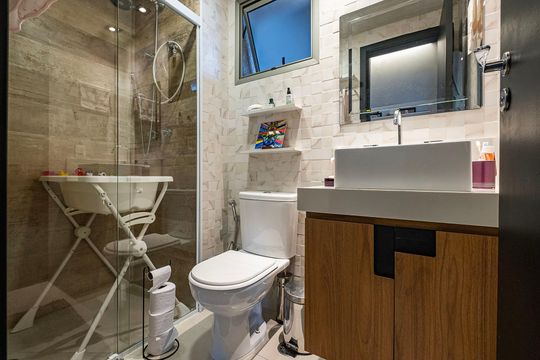 Compra este apartamento com 2 quartos, sendo 1 suíte. — Banheiro