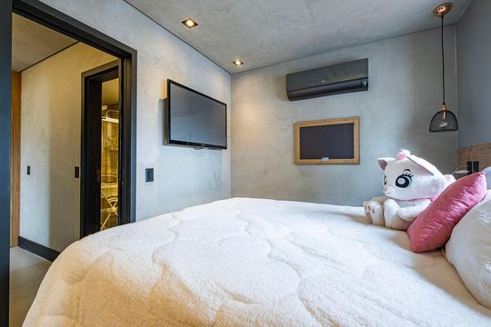 Compra este apartamento com 2 quartos, sendo 1 suíte. — Suíte