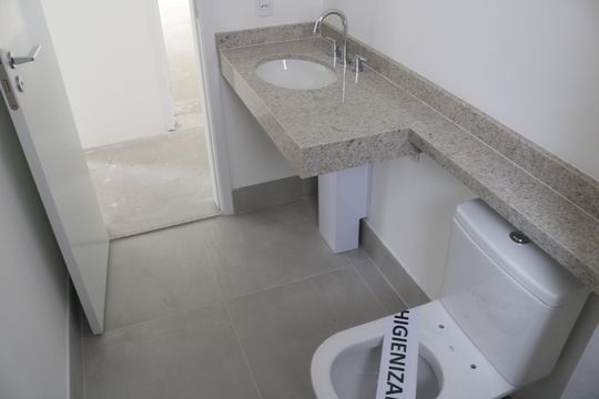Apartamento com 4 quartos, varanda e piscina no condomínio. Ideal para compra. — Banheiro 2