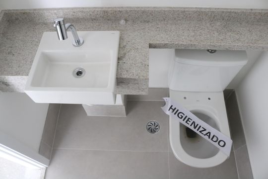 Apartamento com 4 quartos, varanda e piscina no condomínio. Ideal para compra. — Lavabo