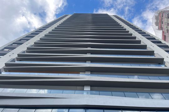 Apartamento com 4 quartos, varanda e piscina no condomínio. Ideal para compra. — Fachada do Prédio