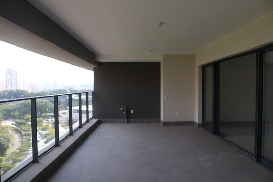 Apartamento com 4 quartos, varanda e piscina no condomínio. Ideal para compra. — Varanda