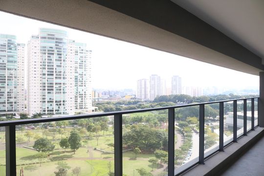 Apartamento com 4 quartos, varanda e piscina no condomínio. Ideal para compra. — foto 1