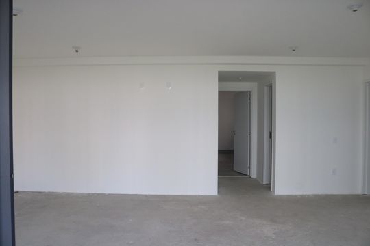 Apartamento com 4 quartos, varanda e piscina no condomínio. Ideal para compra. — Sala