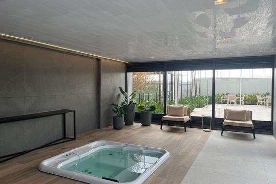 Apartamento com 4 quartos, varanda e piscina no condomínio. Ideal para compra. — Área comum - Piscina