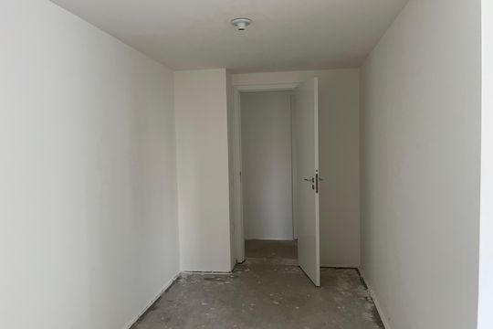 Apartamento com 4 quartos, varanda e piscina no condomínio. Ideal para compra. — Quarto 2