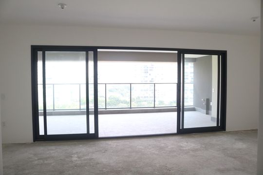 Apartamento com 4 quartos, varanda e piscina no condomínio. Ideal para compra. — Sala