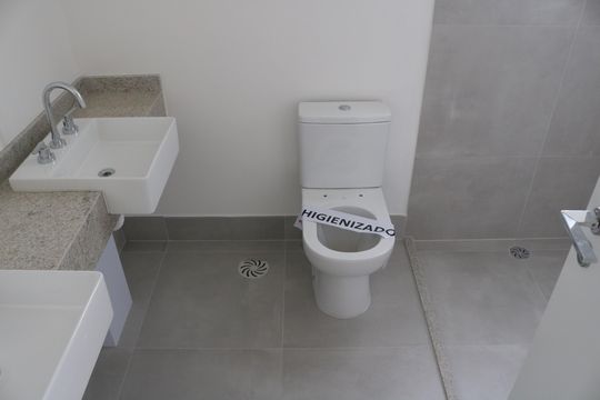 Apartamento com 4 quartos, varanda e piscina no condomínio. Ideal para compra. — Banheiro 3