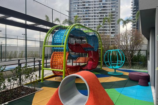 Apartamento com 4 quartos, varanda e piscina no condomínio. Ideal para compra. — Área comum - Playground