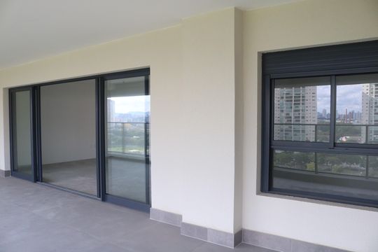 Apartamento com 4 quartos, varanda e piscina no condomínio. Ideal para compra. — Varanda