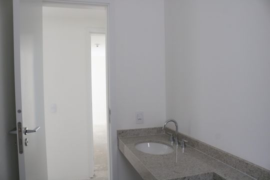 Apartamento com 4 quartos, varanda e piscina no condomínio. Ideal para compra. — Banheiro 2