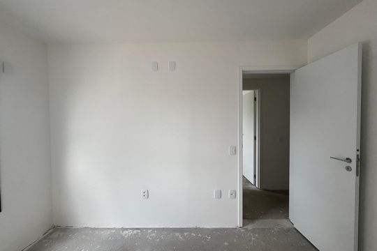 Apartamento com 4 quartos, varanda e piscina no condomínio. Ideal para compra. — Quarto 4
