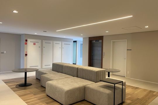 Apartamento com 4 quartos, varanda e piscina no condomínio. Ideal para compra. — Hall
