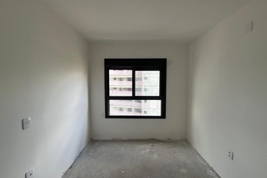 Apartamento com 4 quartos, varanda e piscina no condomínio. Ideal para compra. — Quarto 4
