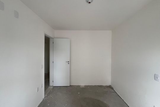 Apartamento com 4 quartos, varanda e piscina no condomínio. Ideal para compra. — Quarto 4