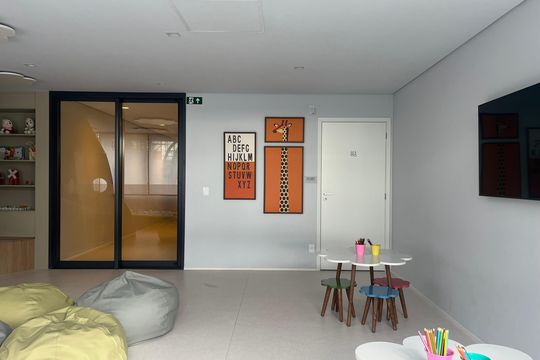 Apartamento com 4 quartos, varanda e piscina no condomínio. Ideal para compra. — Brinquedoteca