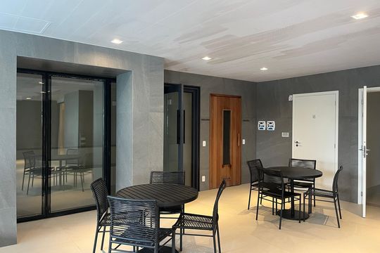 Apartamento com 4 quartos, varanda e piscina no condomínio. Ideal para compra. — Saúna