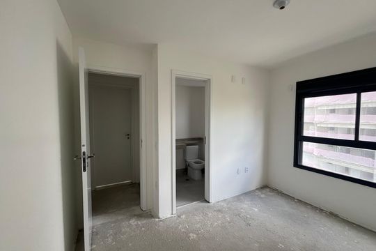 Apartamento com 4 quartos, varanda e piscina no condomínio. Ideal para compra. — Quarto 3