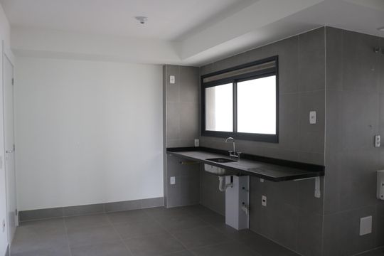 Apartamento com 4 quartos, varanda e piscina no condomínio. Ideal para compra. — Cozinha