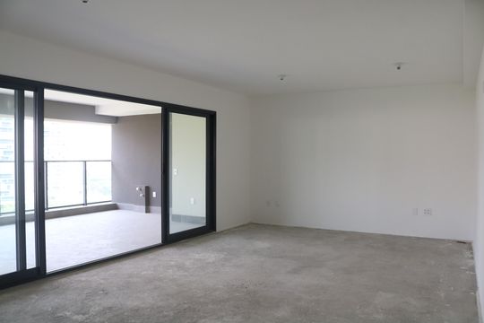 Apartamento com 4 quartos, varanda e piscina no condomínio. Ideal para compra. — Sala