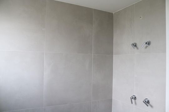 Apartamento com 4 quartos, varanda e piscina no condomínio. Ideal para compra. — Banheiro 3