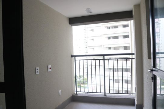 Apartamento com 4 quartos, varanda e piscina no condomínio. Ideal para compra. — Área de Serviço