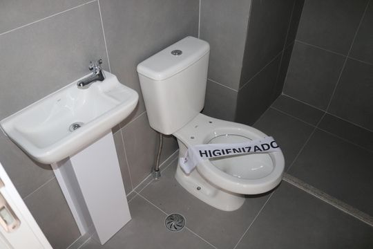 Apartamento com 4 quartos, varanda e piscina no condomínio. Ideal para compra. — Área de Serviço