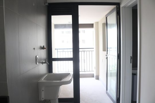 Apartamento com 4 quartos, varanda e piscina no condomínio. Ideal para compra. — Área de Serviço