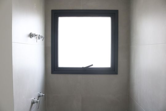 Apartamento com 4 quartos, varanda e piscina no condomínio. Ideal para compra. — Banheiro 1