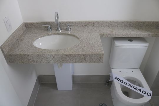 Apartamento com 4 quartos, varanda e piscina no condomínio. Ideal para compra. — Banheiro 1