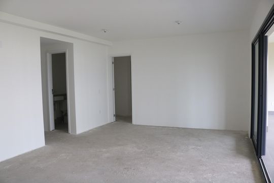 Apartamento com 4 quartos, varanda e piscina no condomínio. Ideal para compra. — Sala