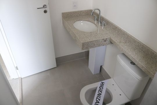 Apartamento com 4 quartos, varanda e piscina no condomínio. Ideal para compra. — Banheiro 1