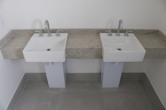 Apartamento com 4 quartos, varanda e piscina no condomínio. Ideal para compra. — Banheiro 3