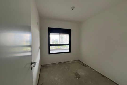 Apartamento com 4 quartos, varanda e piscina no condomínio. Ideal para compra. — Quarto 1