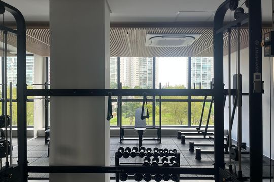 Apartamento com 4 quartos, varanda e piscina no condomínio. Ideal para compra. — Área comum - Academia