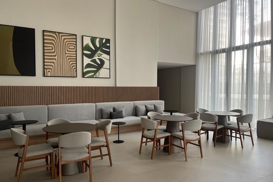 Apartamento com 4 quartos, varanda e piscina no condomínio. Ideal para compra. — Área comum - Salão de festas