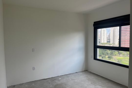 Apartamento com 4 quartos, varanda e piscina no condomínio. Ideal para compra. — Quarto 2