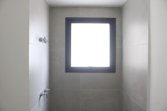 Apartamento com 4 quartos, varanda e piscina no condomínio. Ideal para compra. — Banheiro 2