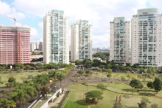 Apartamento com 4 quartos, varanda e piscina no condomínio. Ideal para compra. — Varanda