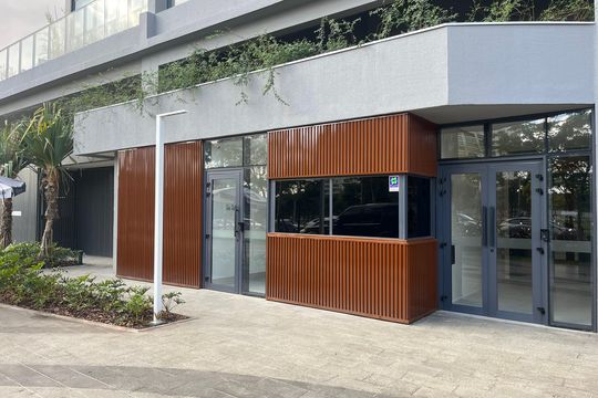 Apartamento com 4 quartos, varanda e piscina no condomínio. Ideal para compra. — Fachada do Prédio