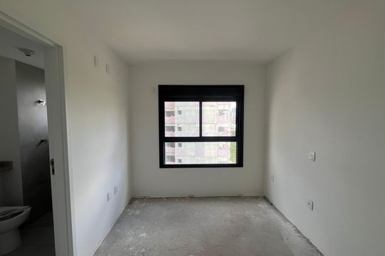 Apartamento com 4 quartos, varanda e piscina no condomínio. Ideal para compra. — Quarto 3