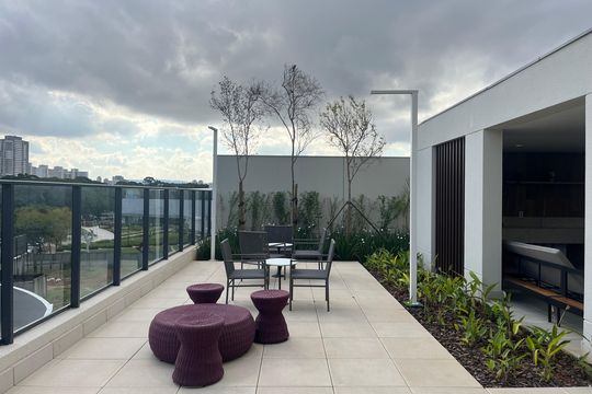 Apartamento com 4 quartos, varanda e piscina no condomínio. Ideal para compra. — Área comum