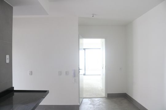 Apartamento com 4 quartos, varanda e piscina no condomínio. Ideal para compra. — Cozinha